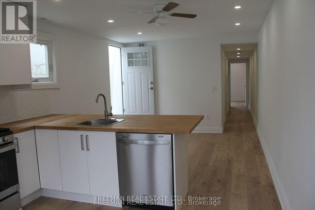 Photo - 3449 Yonge St