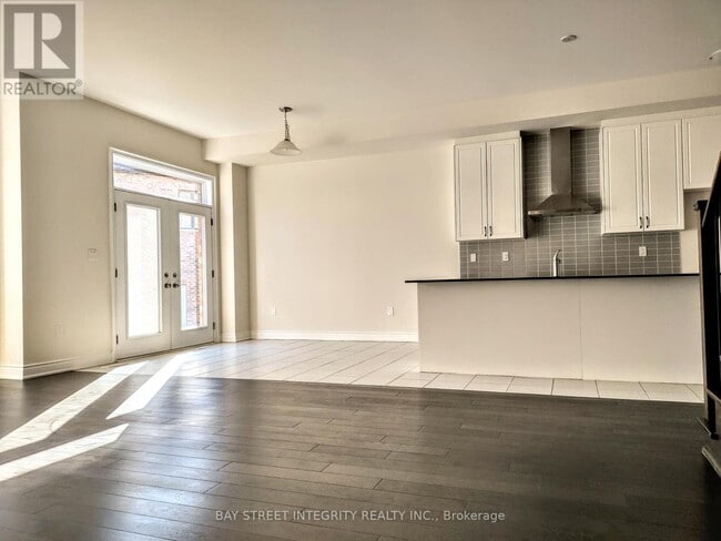 Photo - 44 Settlers Rd E