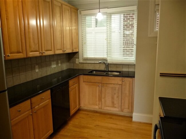 Photo - 400-107 W Rosemary St