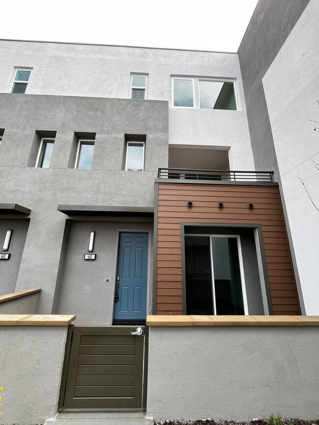 Modern 3-Bed Condo in Gated Santa Ana Comm... - Modern 3-Bed Condo in Gated Santa Ana Comm...