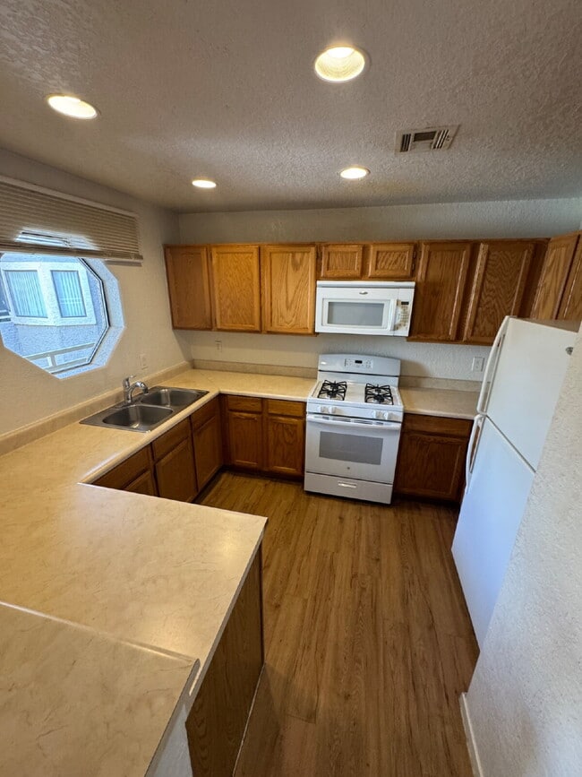 "Chic & Cozy 2-Bedroom Condo Oasis in Vibrant Las Vegas – 949 Sq. Ft. of Modern Comfort!"