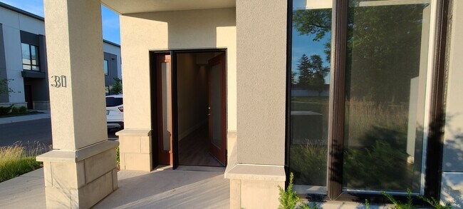 Photo - 550 Sandison St