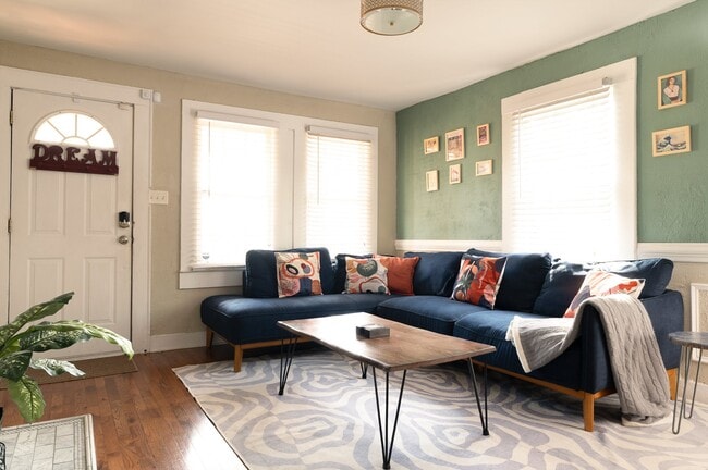 Photo - 953 Garibaldi St SW