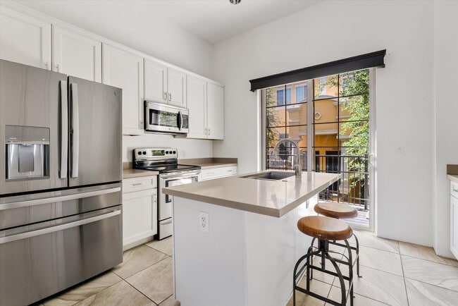 Photo - 421 W 6th St