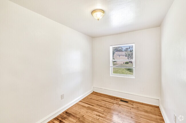 Layfette / Dogwood - 2BR, 1BA - 875SF - Dining Room