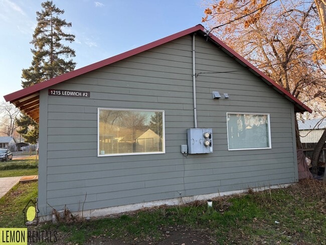 Building Photo - 1215 Ledwich Ave Unit 2