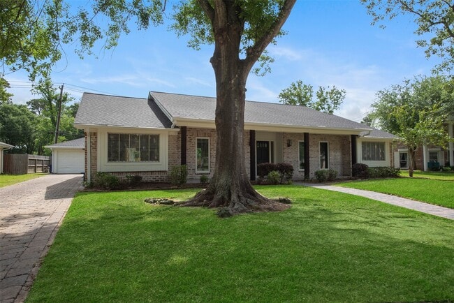 Photo - 402 Forest Lake Dr