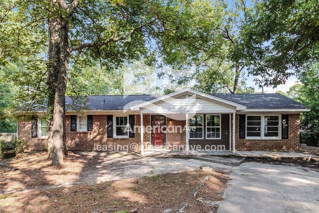 Building Photo - 2470 Parkwood Dr