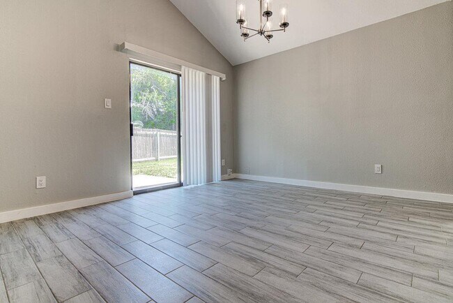 Photo - 1603 Dale Cove
