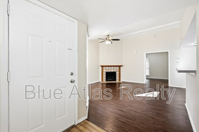 3048 Navarro Ln
