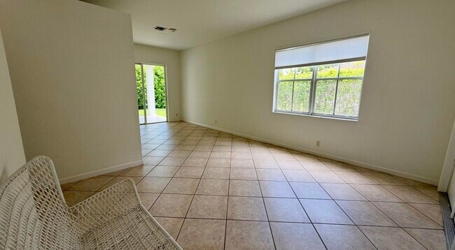 Photo - 522 Live Oak Ln