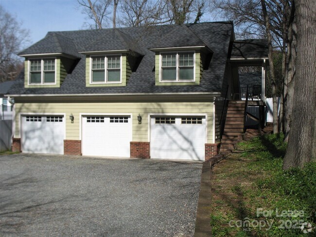 Building Photo - 3041 Park Rd Unit Carriage House