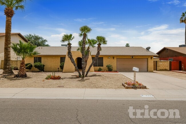 Building Photo - 4323 W Poinsettia Dr