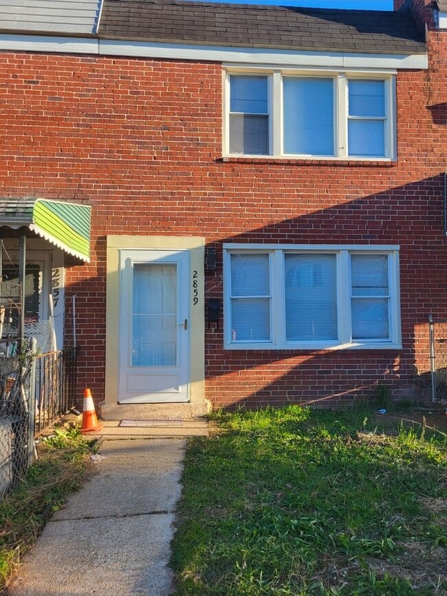 Building Photo - 3Br/1.5Ba Fully Renovated Townhouse