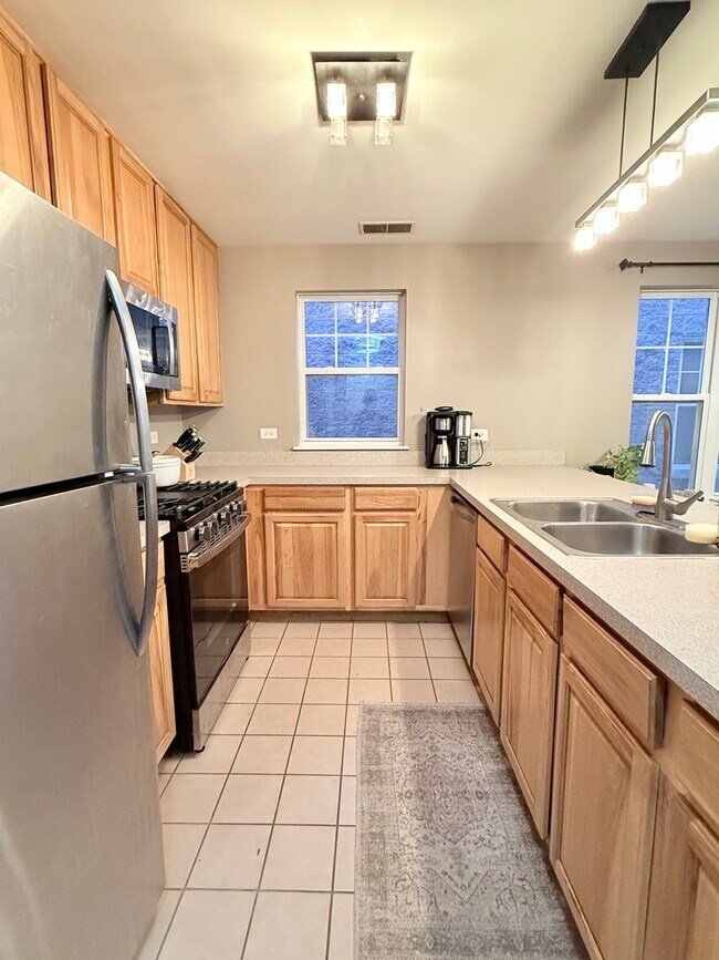 Photo - 649 W Division St