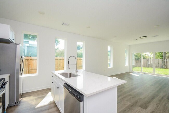 Photo - 4358 Clover St