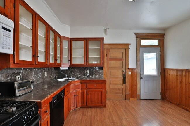 Photo - Large 4 Bedroom North Campus Townhouse - 1...