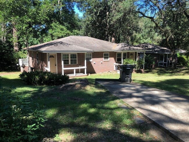 Building Photo - Great 2 BR 1 BA w/ Stack Washer/Dryer Rental