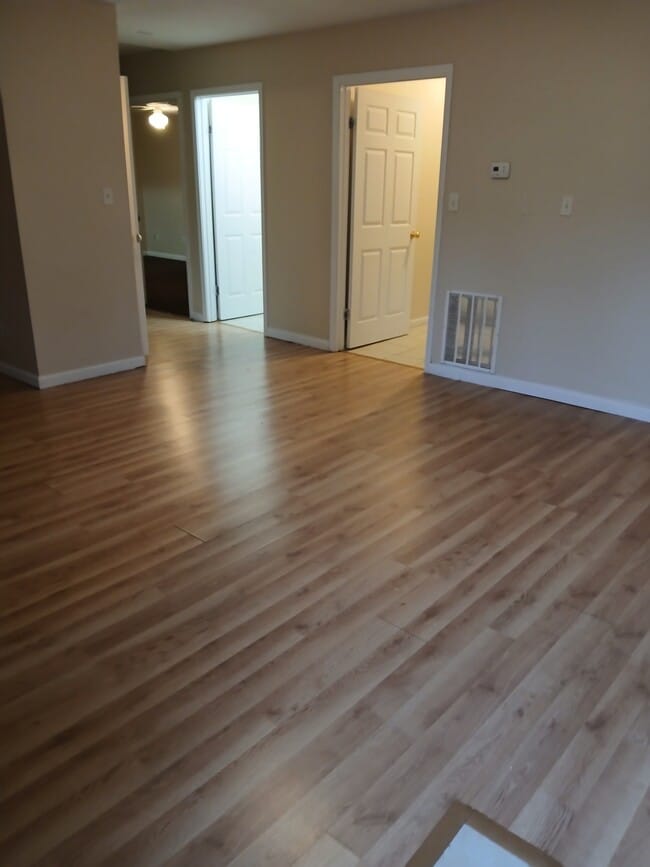 Building Photo - 606 W College St Rental