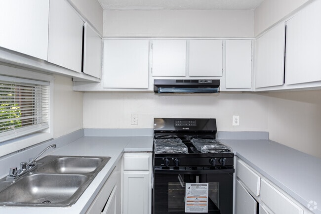 1BR, 1BA - 810SF - Kitchen