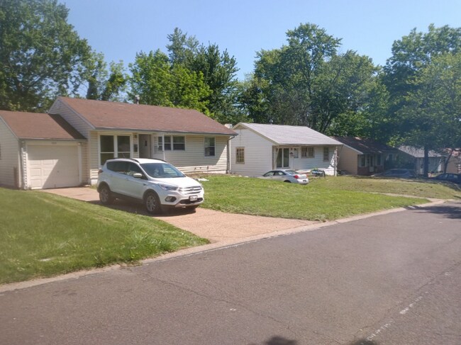 Photo - 433 Caithness Rd