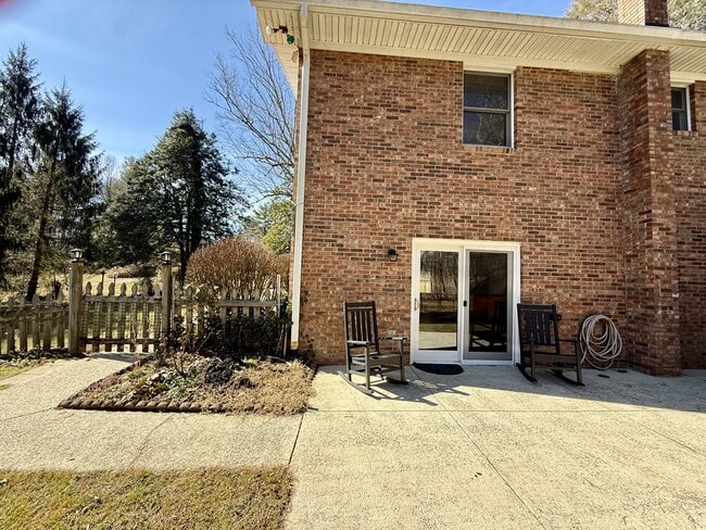 Building Photo - 5 Shadow Valley Dr