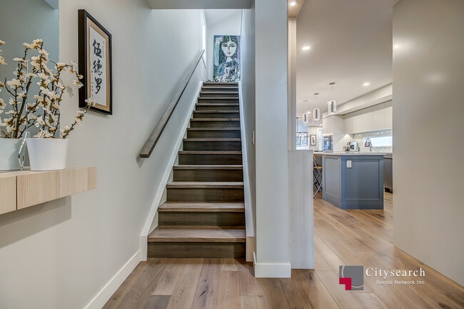 Photo - 127-38a 38a Ave SW