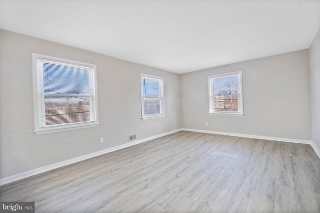 Photo - 883 Bellevue St SE