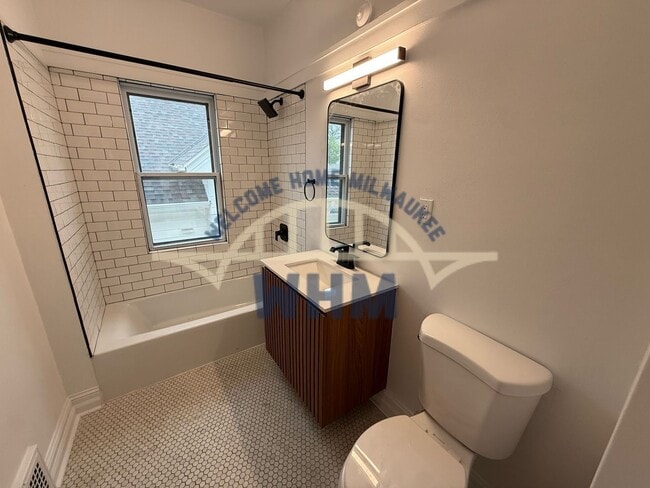 Building Photo - 1609 N 52nd St Unit Upper