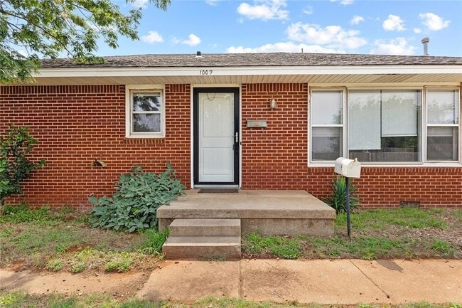 1009 N Illinois St