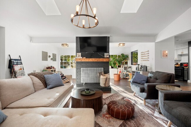 Building Photo - 705 Russet Valley Dr