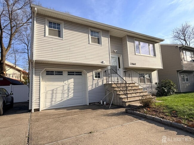 Building Photo - 2460 Woodbridge Ave