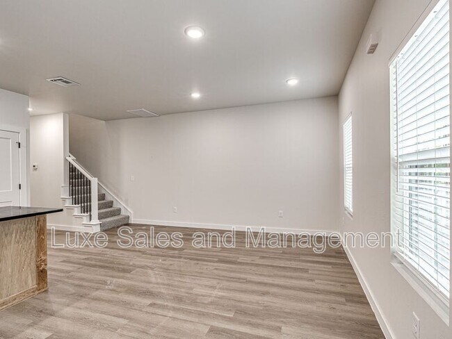 Photo - 618 W 2nd St