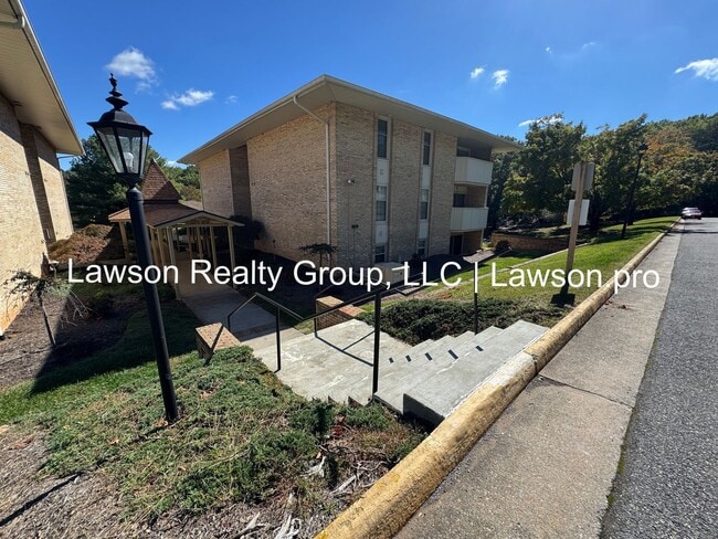 Building Photo - Two Bedroom Condo w/ Updated Kitchen in Hu...