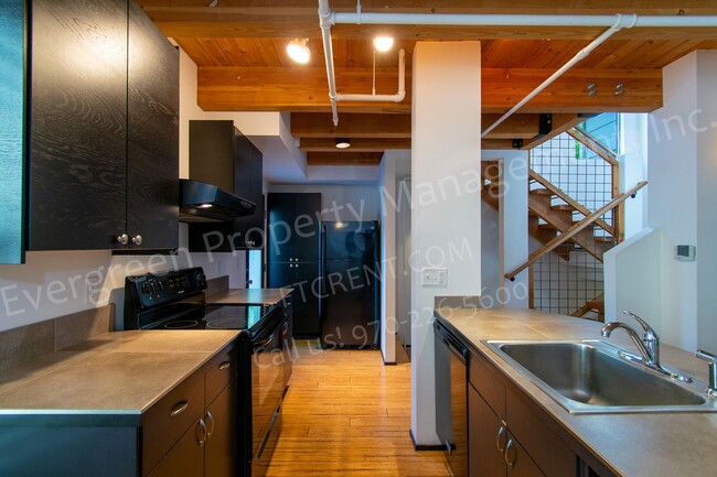 318-320 W Myrtle - 318-320 W Myrtle Apartment Unit 318 #3