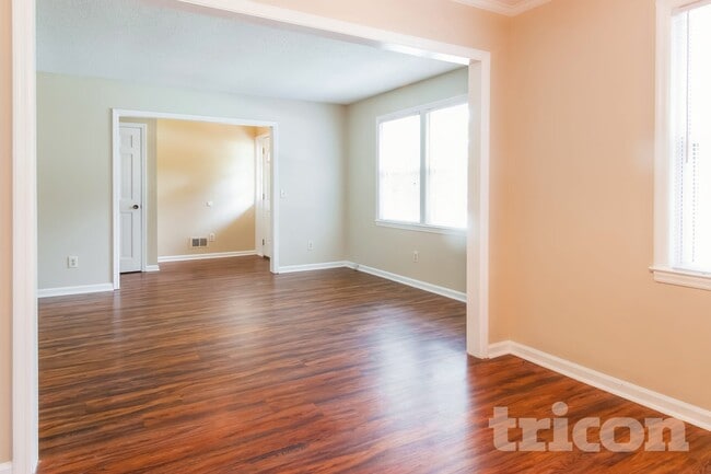 Photo - 208 Southampton Dr