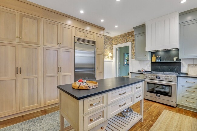 Photo - 1319 E 41st St