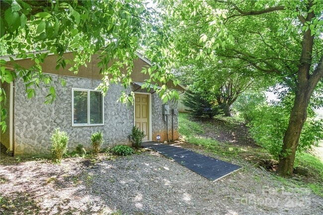 Photo - 543 College St