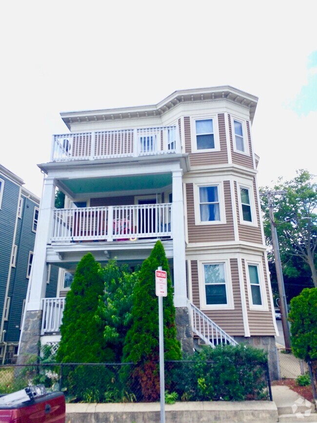 Building Photo - 137 Pleasant St Unit 1 Rental