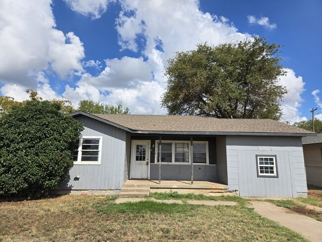 Building Photo - Handyman Special $0 First Month's Rent / “... Rental