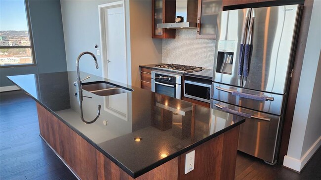 Building Photo - 300 Bowie St Unit 1305