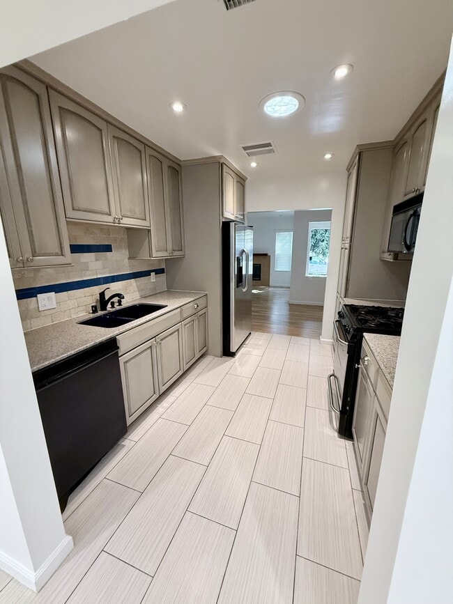 Photo - 17429 Burbank Blvd