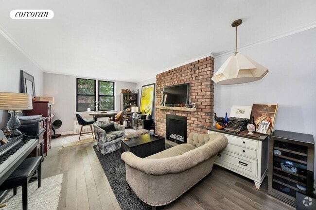 Building Photo - 250 W 15th St Rental