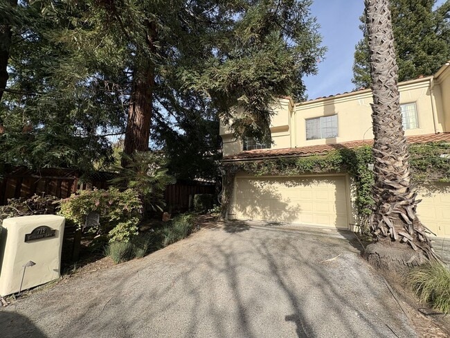 Building Photo - Spacious and Inviting 3-Bedroom, 2.5-Bath Townhome in the Heart of Menlo Park