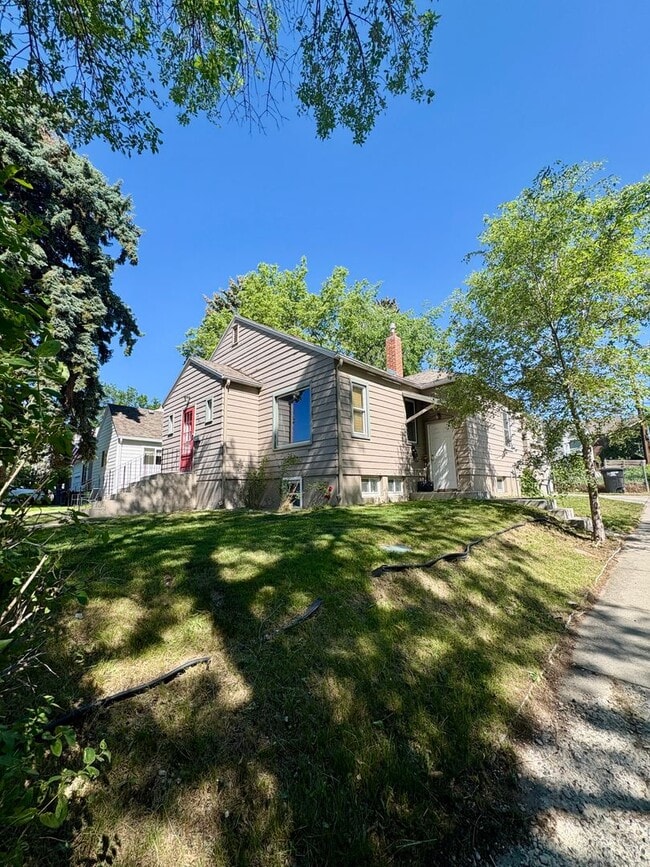 Photo - 2-bedroom, 1-bath upper-level duplex w/onsite shared laundry!