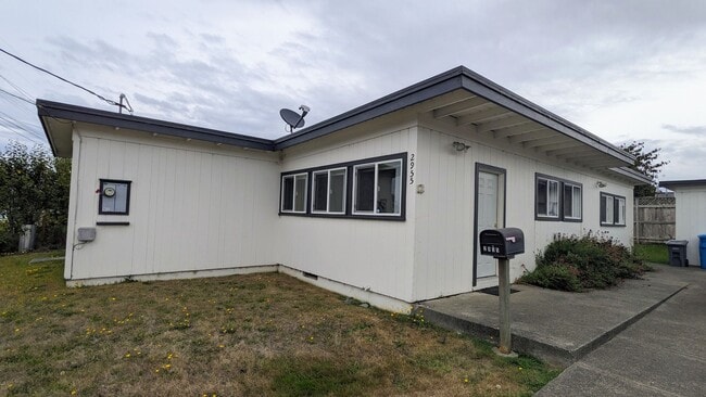 Building Photo - Conveniently located 3/2 home near Henders...