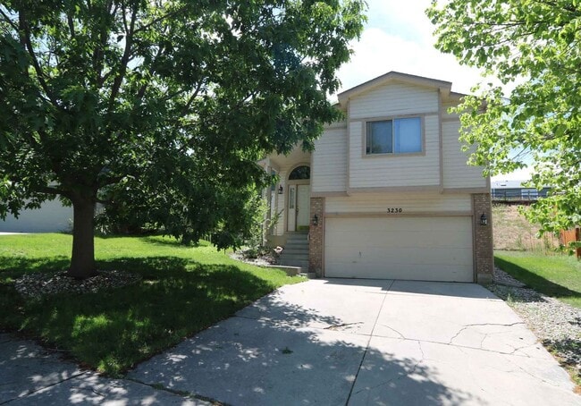 Building Photo - Near Ft Carson, 1342sf Bi-level, 3bd/2ba/2... Rental