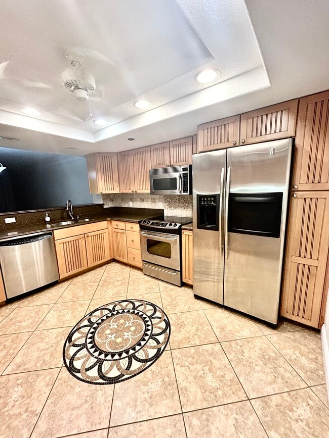 Kitchen - custom cabinets - 19111 Vista Bay Dr Unit #303