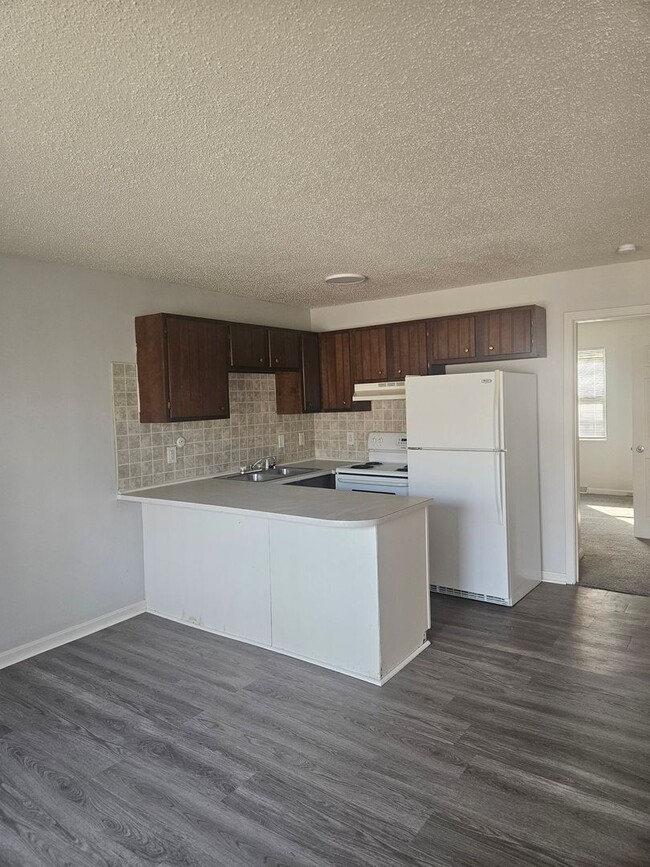 Building Photo - Green Valley Apartments Unit Apt #31