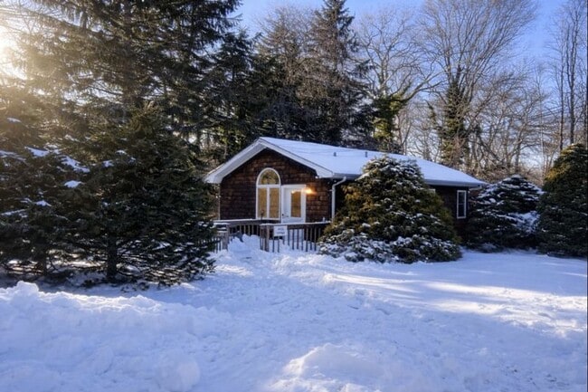 Building Photo - Spacious 1-bedroom, 1-bathroom (Cottage)